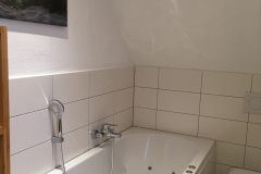 Bad im Obergeschoss mit Whirlwanne