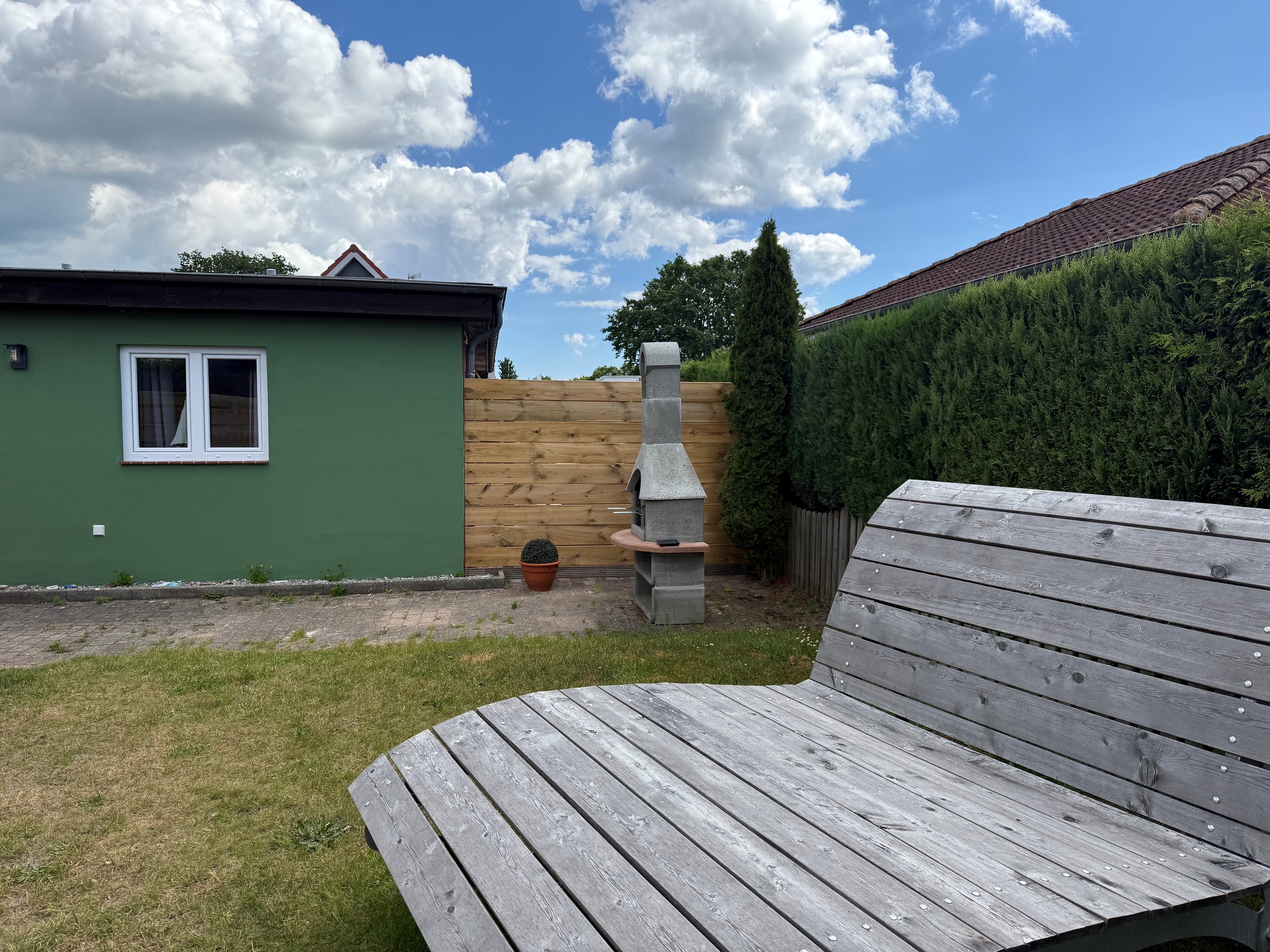 Strandoase Garten mit Grill und Sonnenliege